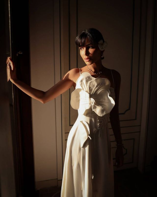 مهيرة عبد العزيز تستعرض جمالها وأنوثتها بفستان أبيض مميز