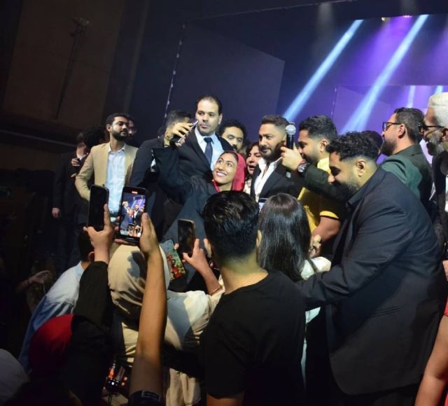 تامر حسني وسط الجمهور