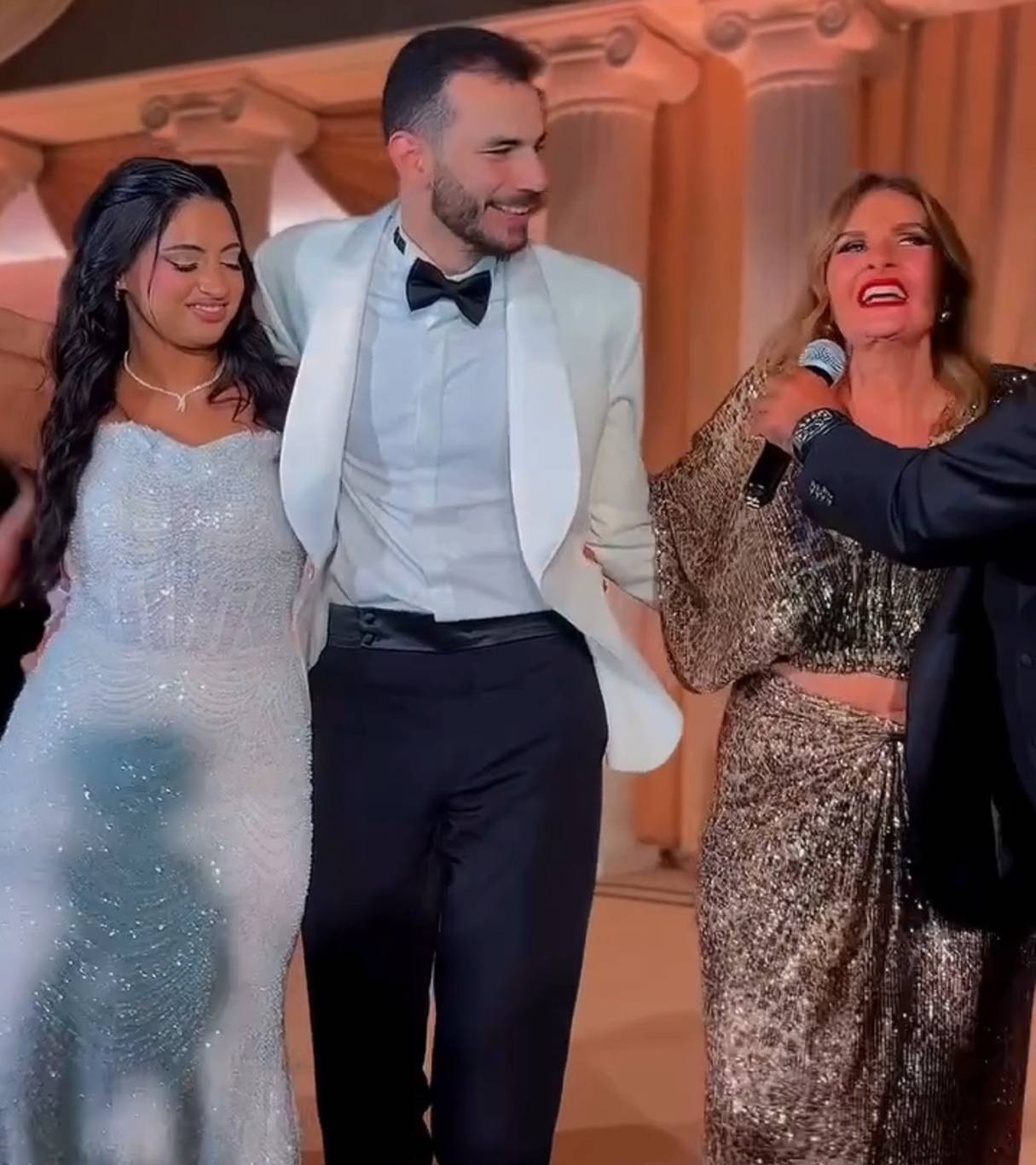 يسرا مع نجل بيومي فؤاد وعروسه