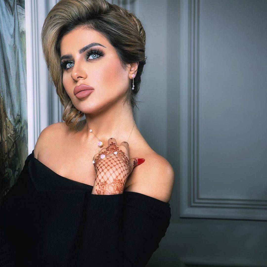 نجم مصري يتجاهل مصافحة حليمة بولند (فيديو)