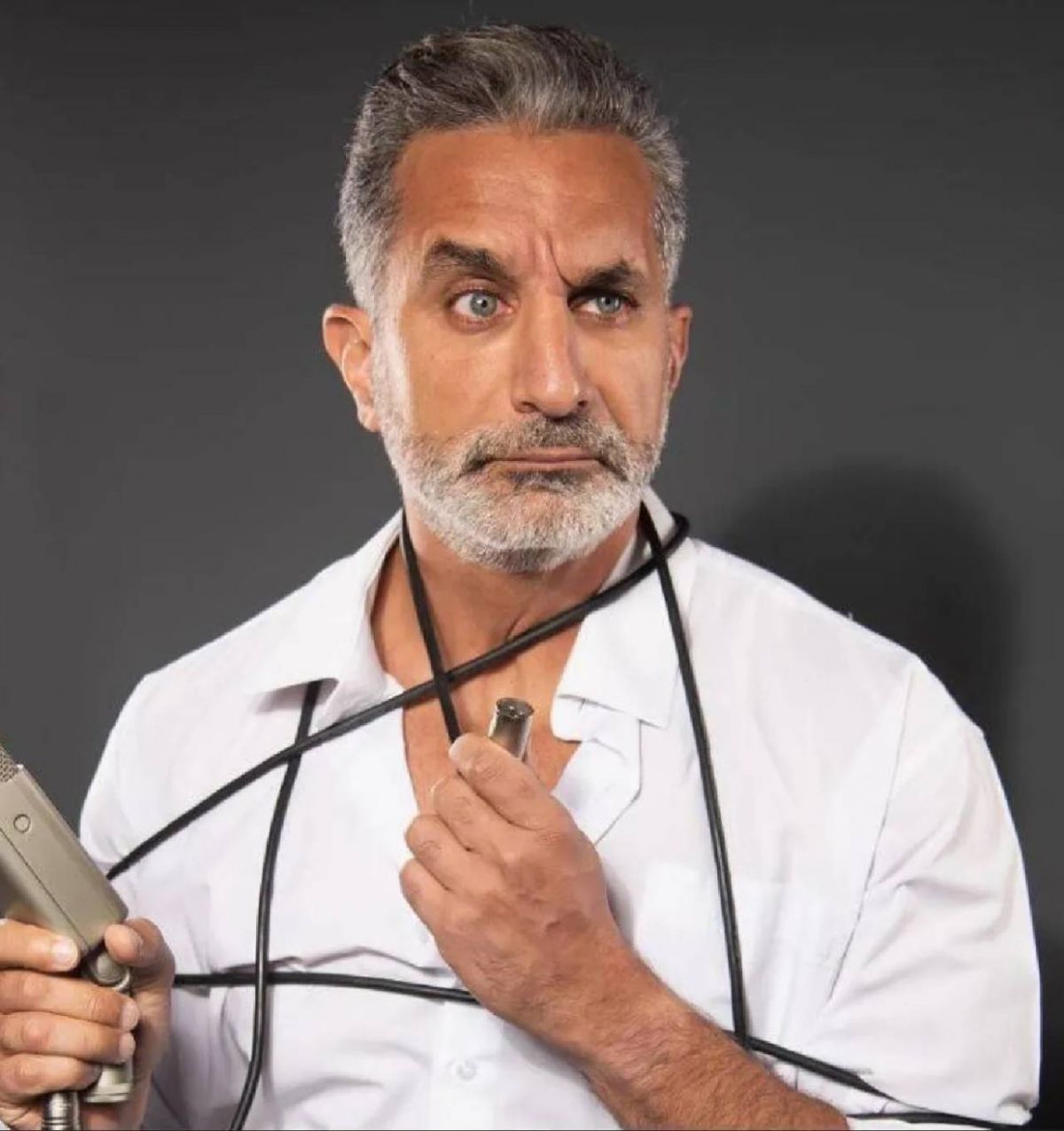 باسم يوسف يتحدث عن والدته وأجره وعلاقته بالطبّ وسبب توقفه عن تقديم البرامج (فيديو)