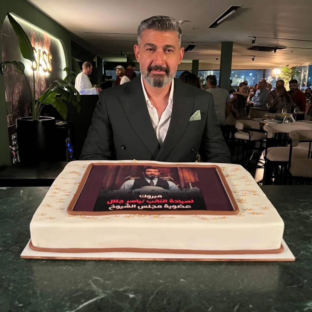 ياسر جلال يحتفل مع فريق عمل مسلسله بتعيينه في مجلس الشيوخ المصري (صور)