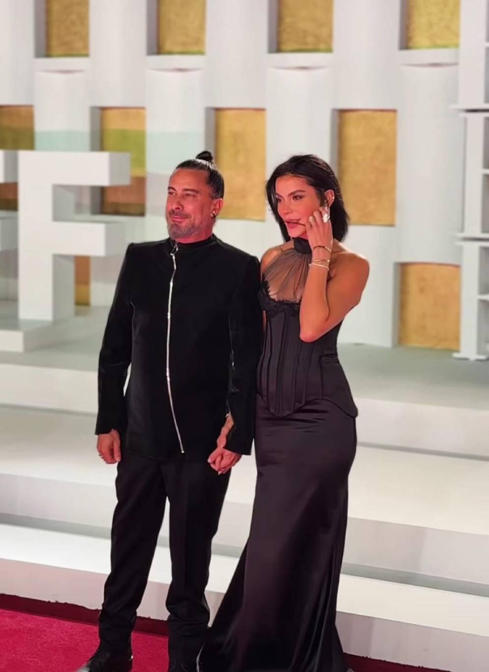 هادي الباجوري يعلّق على زواجه في ظهوره الأول مع عروسه هايدي خالد في الجونة (فيديو)