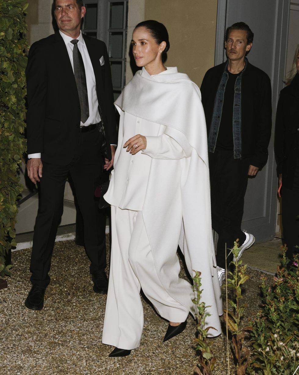 ميغان ماركل بحركة غير لائقة أمام موقع وفاة الأميرة ديانا (فيديو)