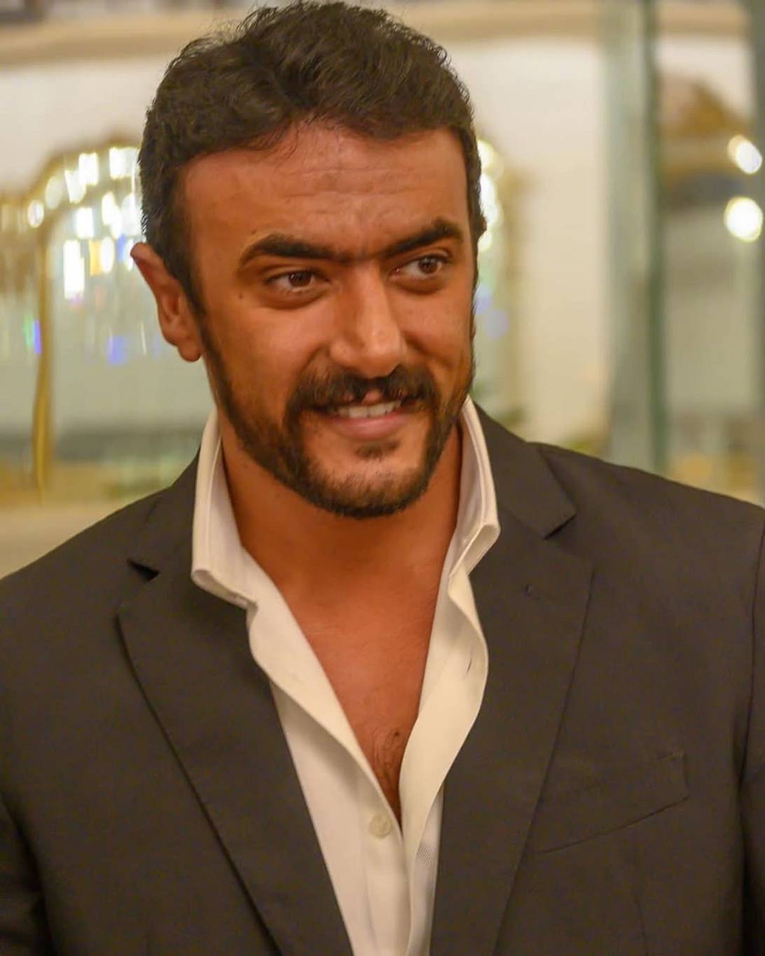 أحمد العوضي يحسم جدل زواجه (فيديو)