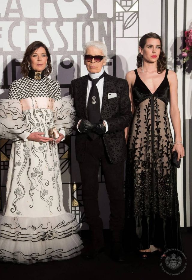 العائلة المالكة في موناكو الأميرة كارولين وشارلوت كاسيراغي بفستان من شانيل في حفل روز بول