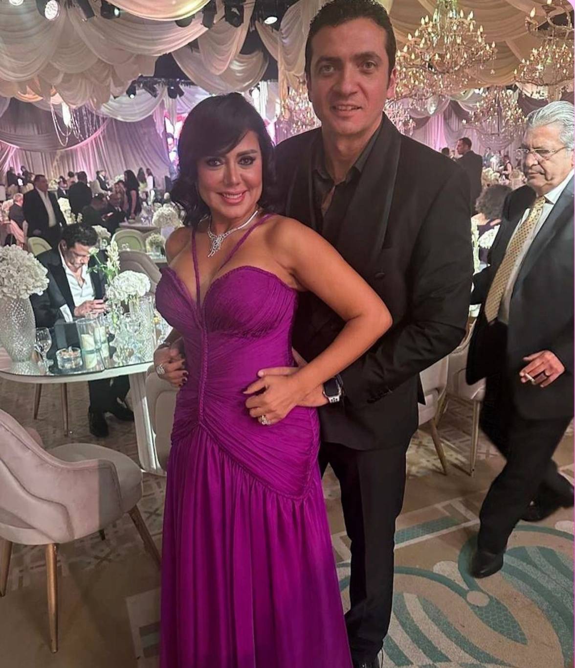 رانيا يوسف تشارك في تصميم بدلة زفاف زوجها أحمد جمال (فيديو)