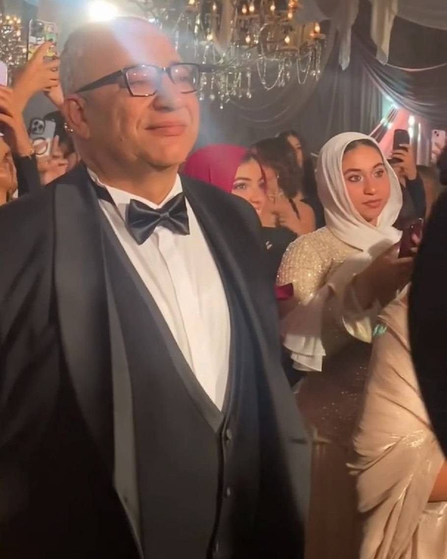 بكاء بيومي فؤاد في حفل زفاف نجله