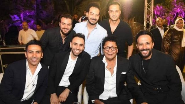 محمد منير مع امير طعيمة وأحمد الشامي وبعض صناع الأغنية