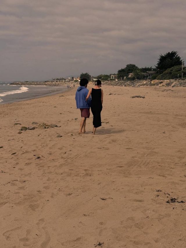 سيلينا غوميز وبيني بلانكو على الشاطئ