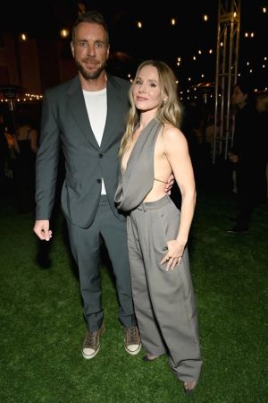 كريستين بيل تتفوق بالرمادي على جرأة الأحمر