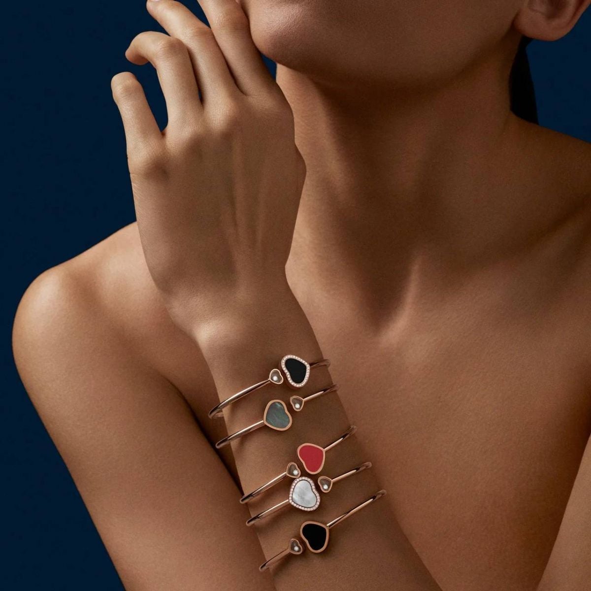 الأساور الذهبية الرفيعة تتألق هذا الخريف بأسلوب راقٍ من شوبارد