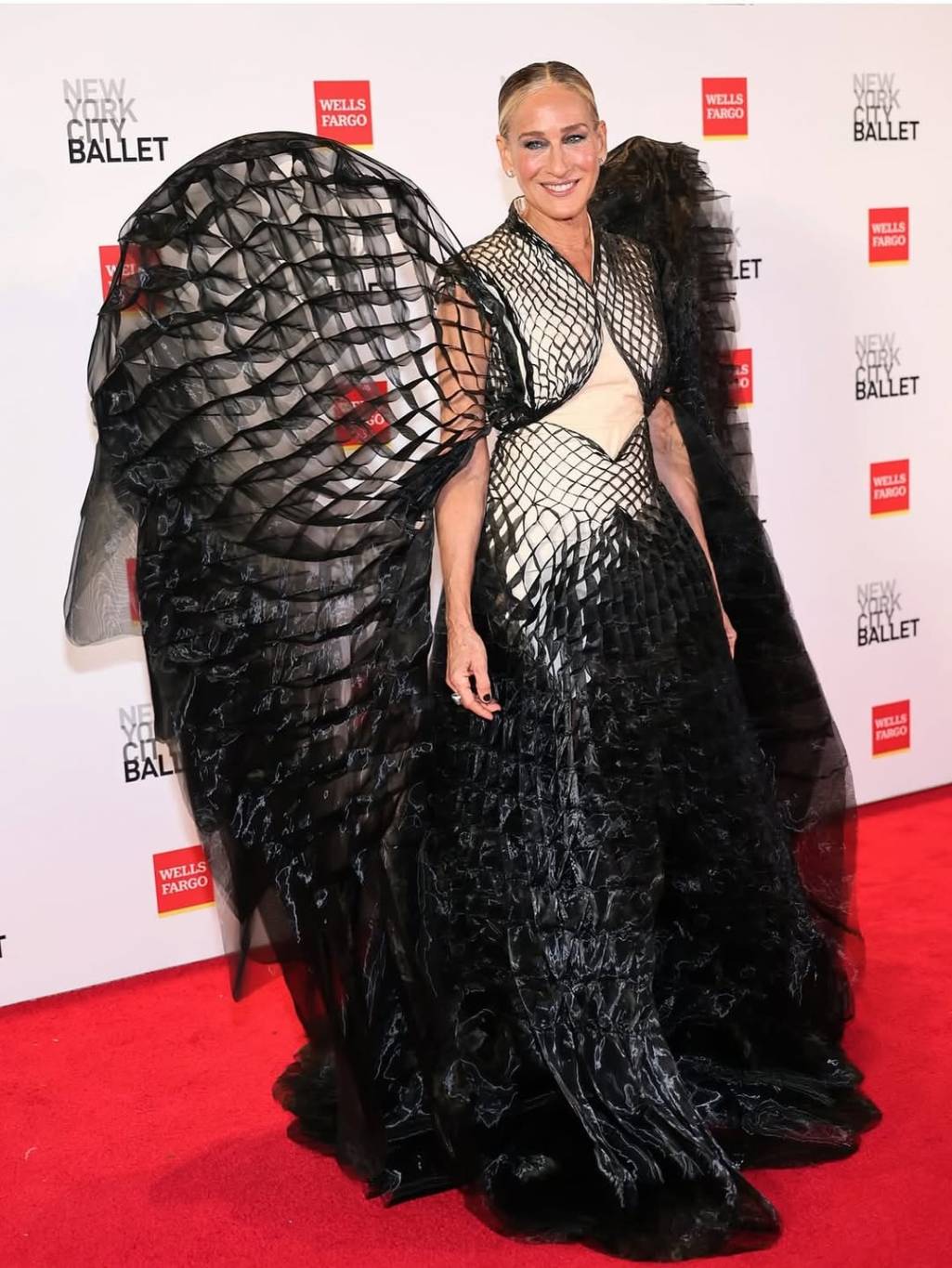 سارة جيسيكا باركر تتألق بفستان ثلاثي الأبعاد بأجنحةٍ شفّافة ضخمة