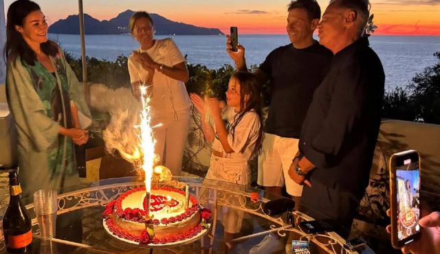 أروى جودة مع زوجها وأبنائه في عيد ميلادها