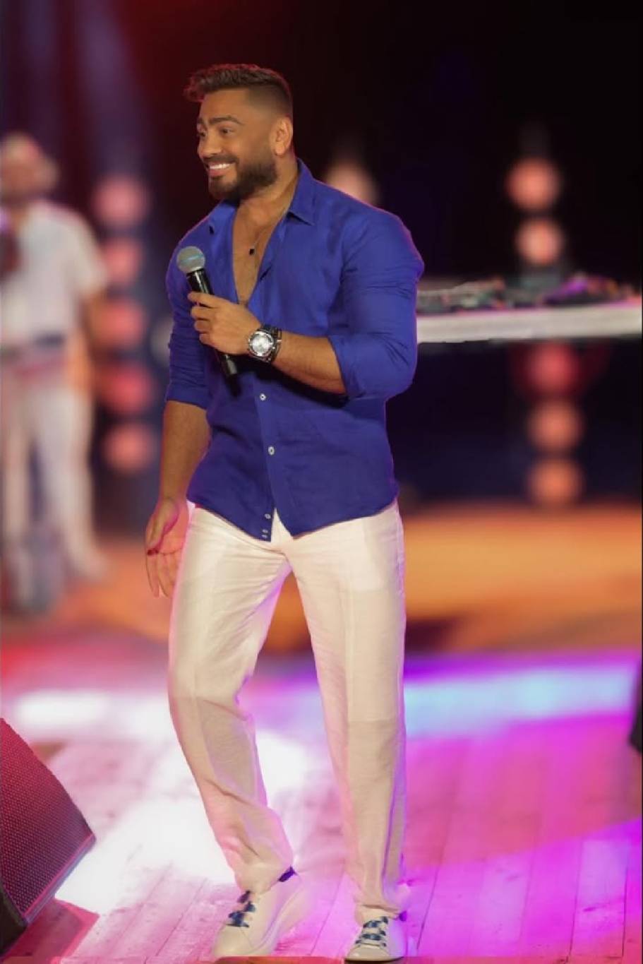 تامر حسني يستعرض ذكرياته مع الفقر ويوجّه نصيحة لجمهوره (فيديو)