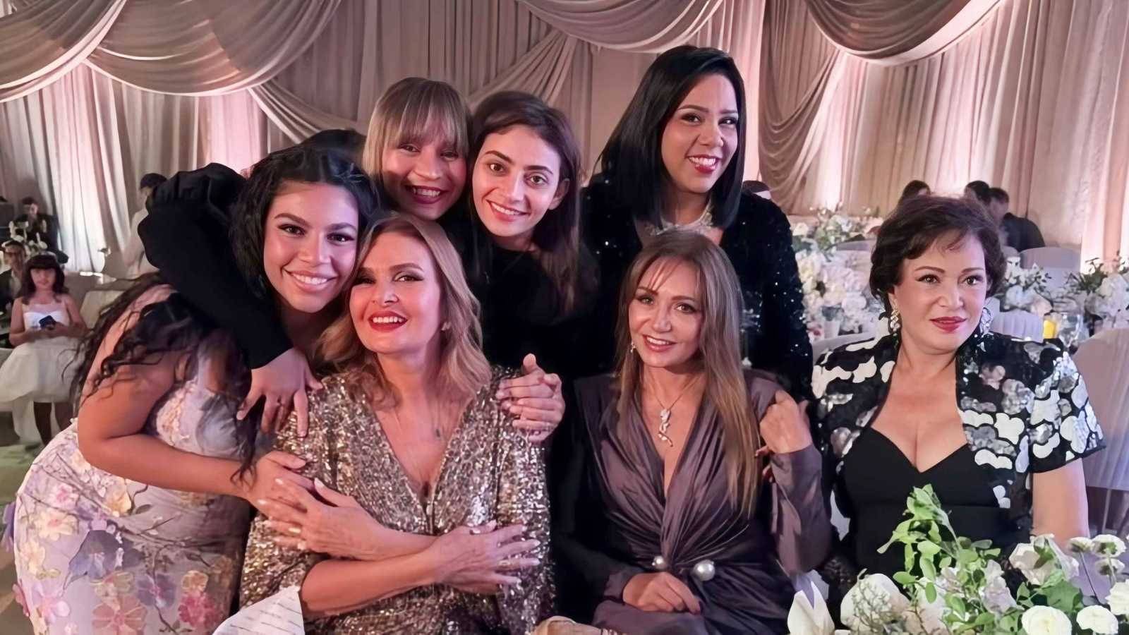يسرا وليلى علوي ولبلبة في حفل زفاف نجل بيومي فؤاد