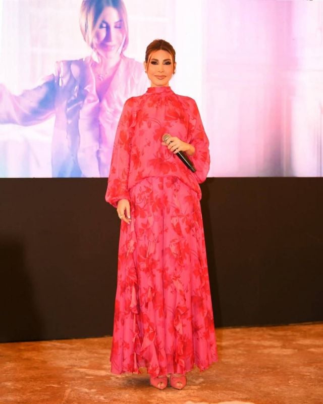 بعد غياب... يارا تتألق بفستان واسع بكشاكش