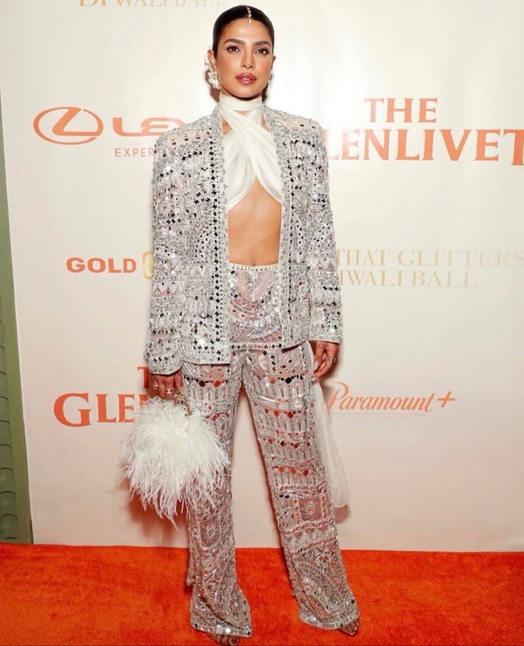 بريانكا شوبرا تضجّ أنوثةً بإطلالة مكشوفة