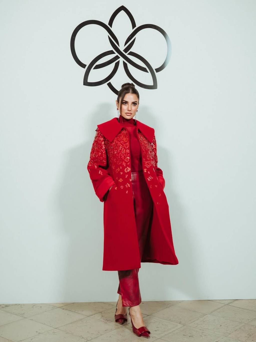 درة تتألق في باريس بمعطف فخم باللون الأحمر