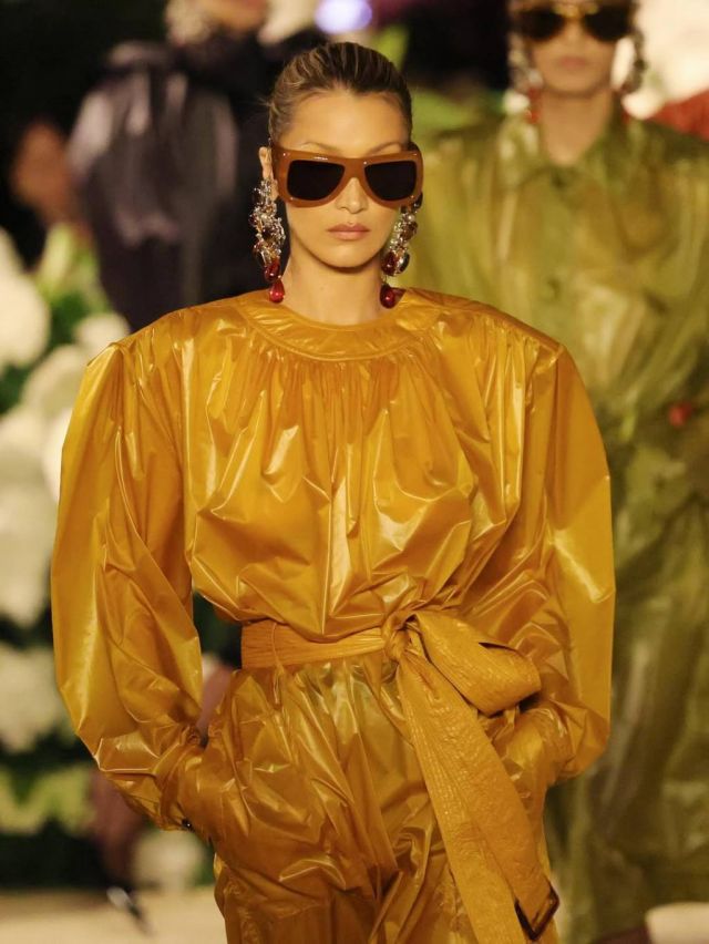 بيلا حديد في عرض سان لوران في باريس