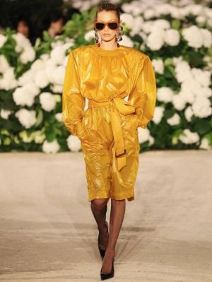 بيلا حديد تعود بكامل أناقتها في عرض Saint Laurent 