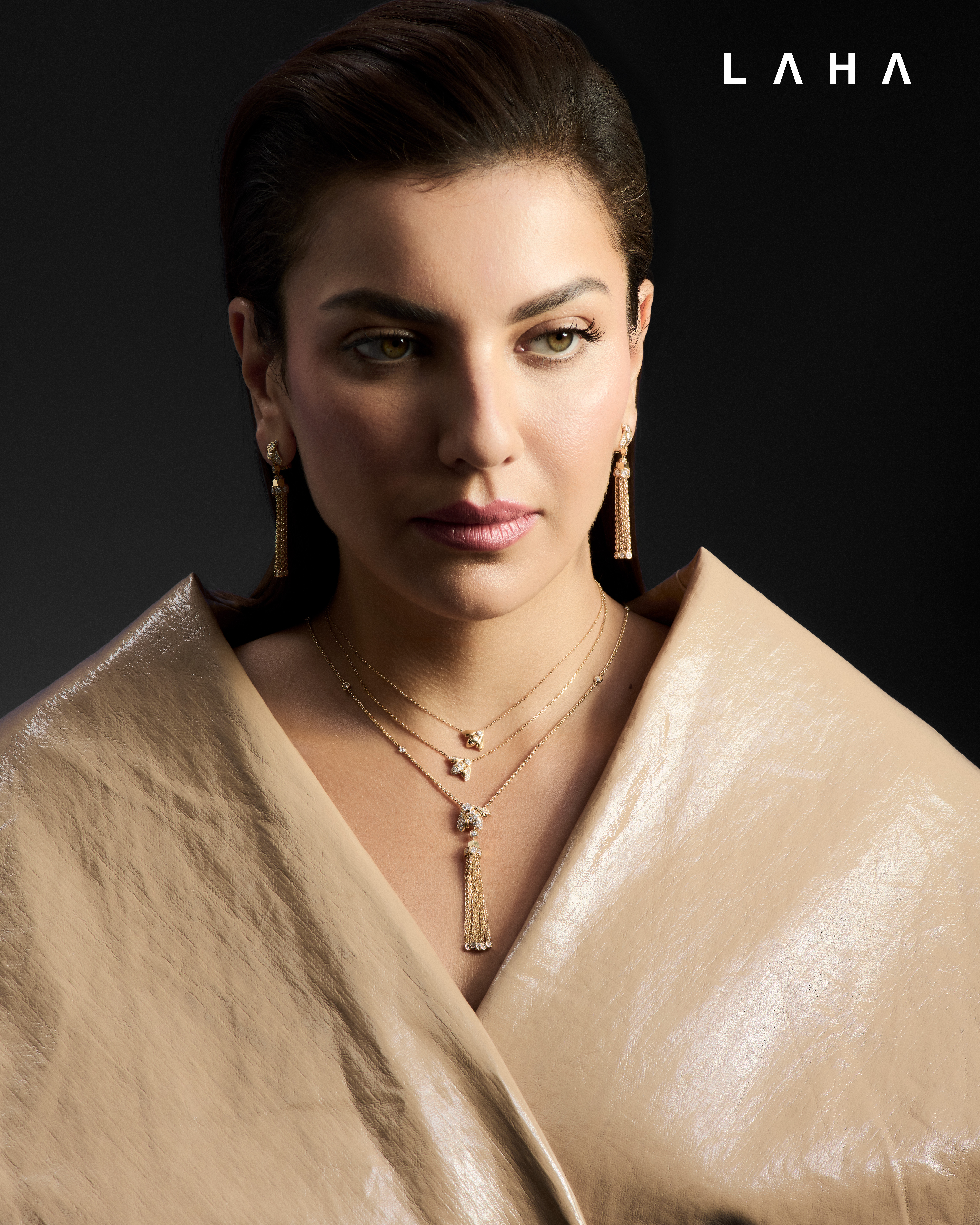 ● أقراط وقلائد من الذهب الأصفر مرصعة بالألماس من مجموعة Chaumet - Bee de Chaumet ● معطف من Noon By Noor