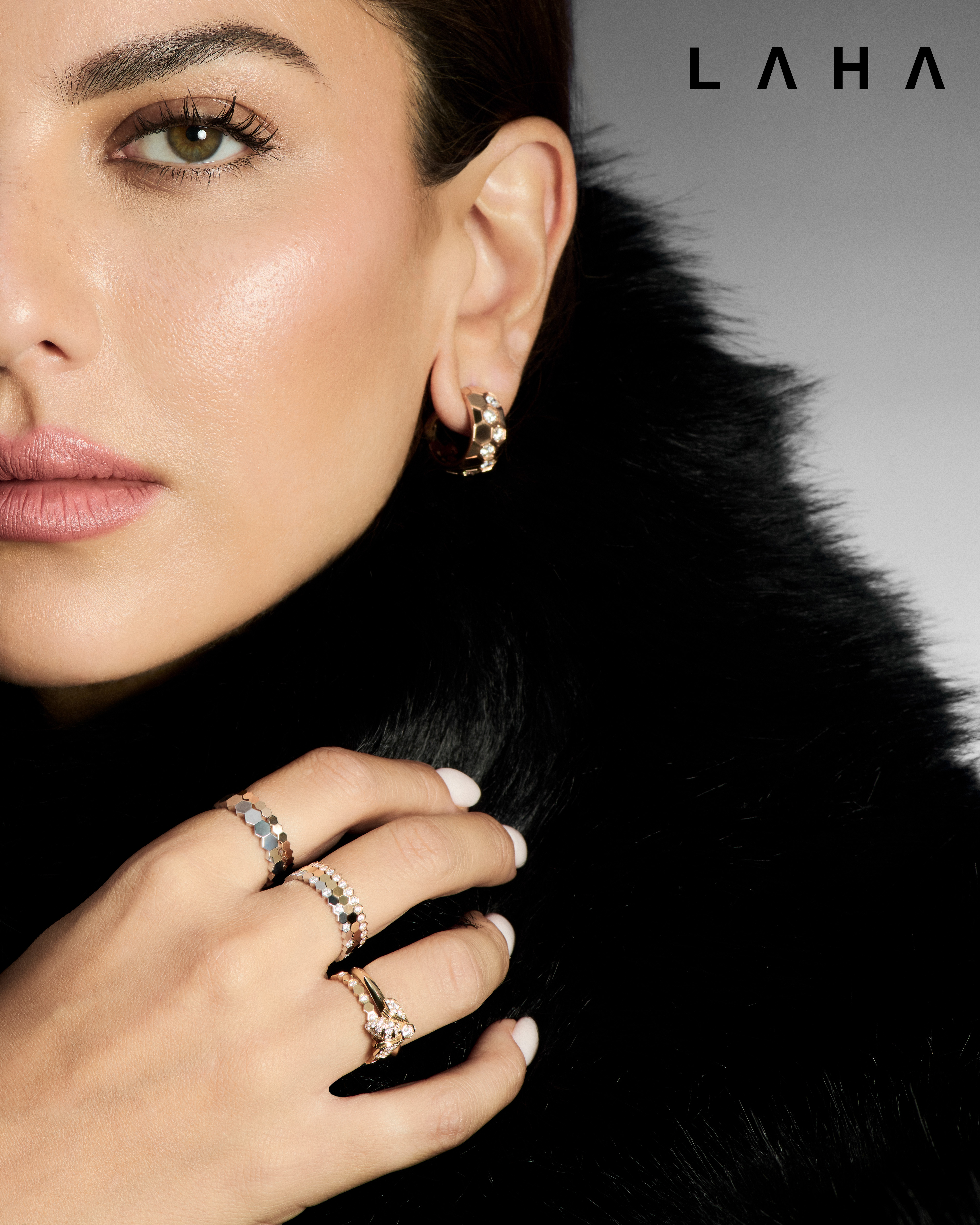 ● أقراط وخواتم من الذهب الأصفر والأبيض والوردي مرصعة بالألماس من مجموعة Chaumet - Bee de Chaumet ● معطف من Elisabetta Franchi