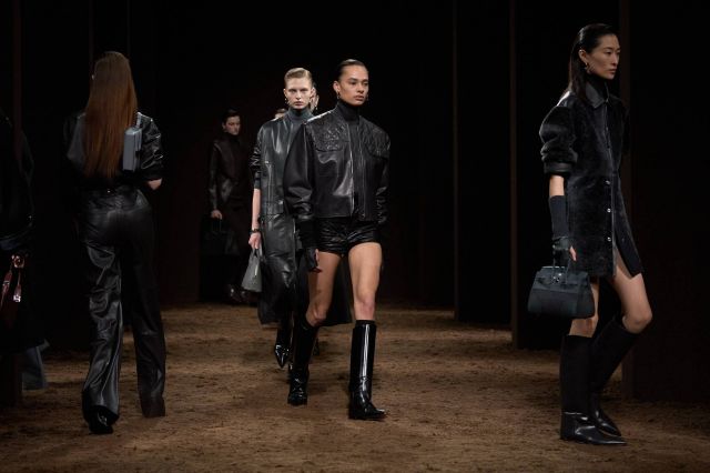 ألوان الجلد الدافئة تهيمن على إطلالات موسم الخريف