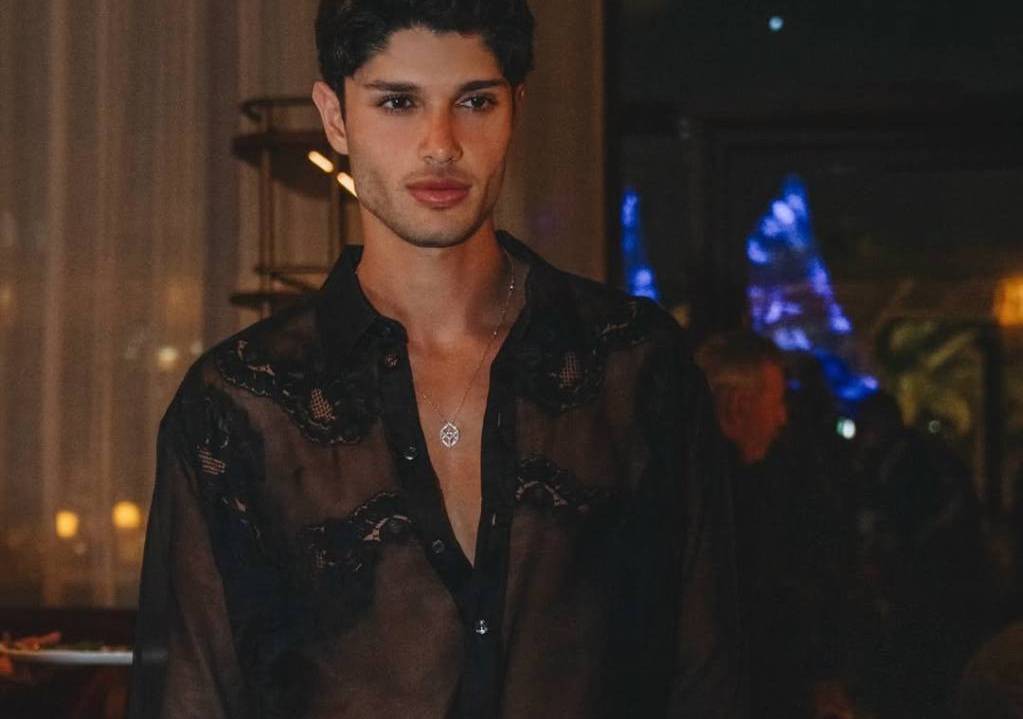 ابن راغب علامة يثير الجدل بقميصه الشفاف 