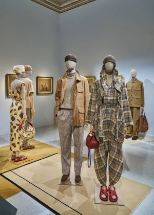 Loro Piana في أسبوع ميلانو للموضة... الدار تكشف عن مجموعة ربيع/صيف 2026 في قصر تشيتيريو