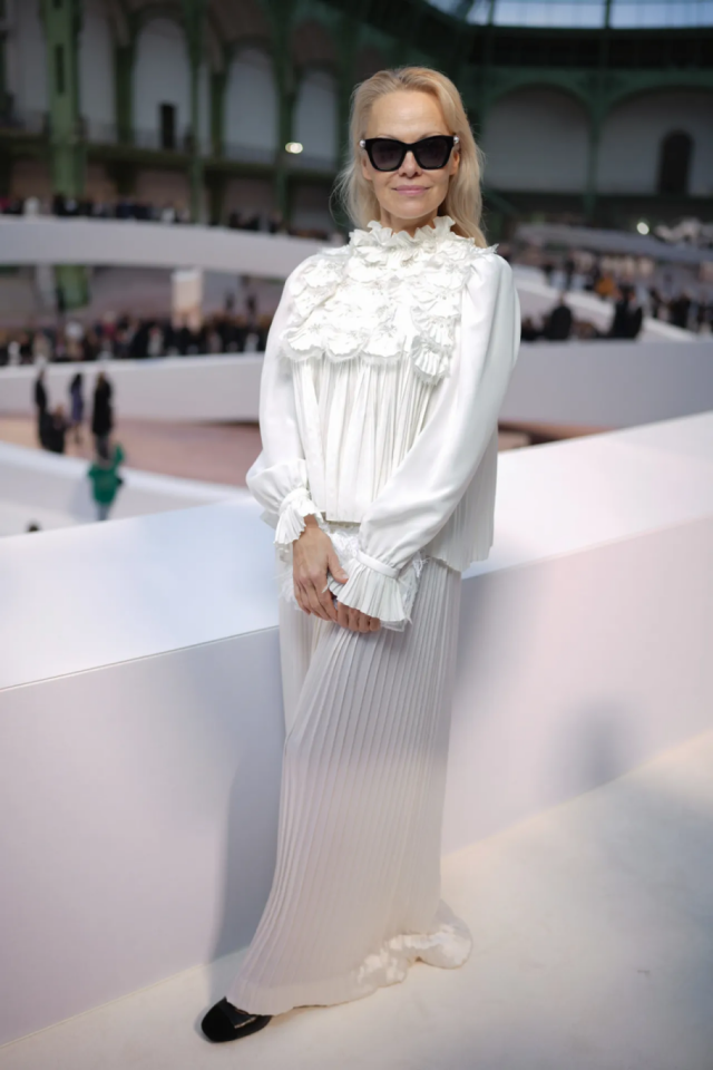 باميلا أندرسن بإطلالة من 