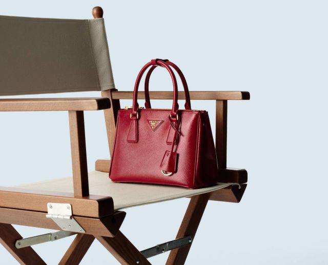 احتفال جديد بحقيبة Prada Galleria برؤية سينمائية فريدة