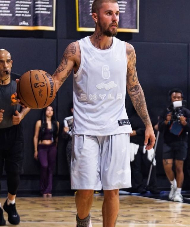 الجمهور يزجّ باسم جاستين بيبر وينتقده بسبب زفاف سيلينا غوميز 