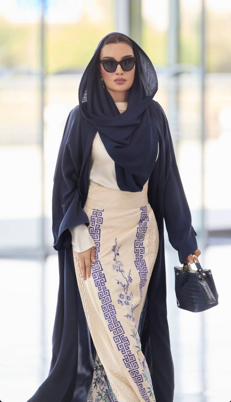 العباءة الفخمة سرّ أناقة الشيخة موزا في المناسبات