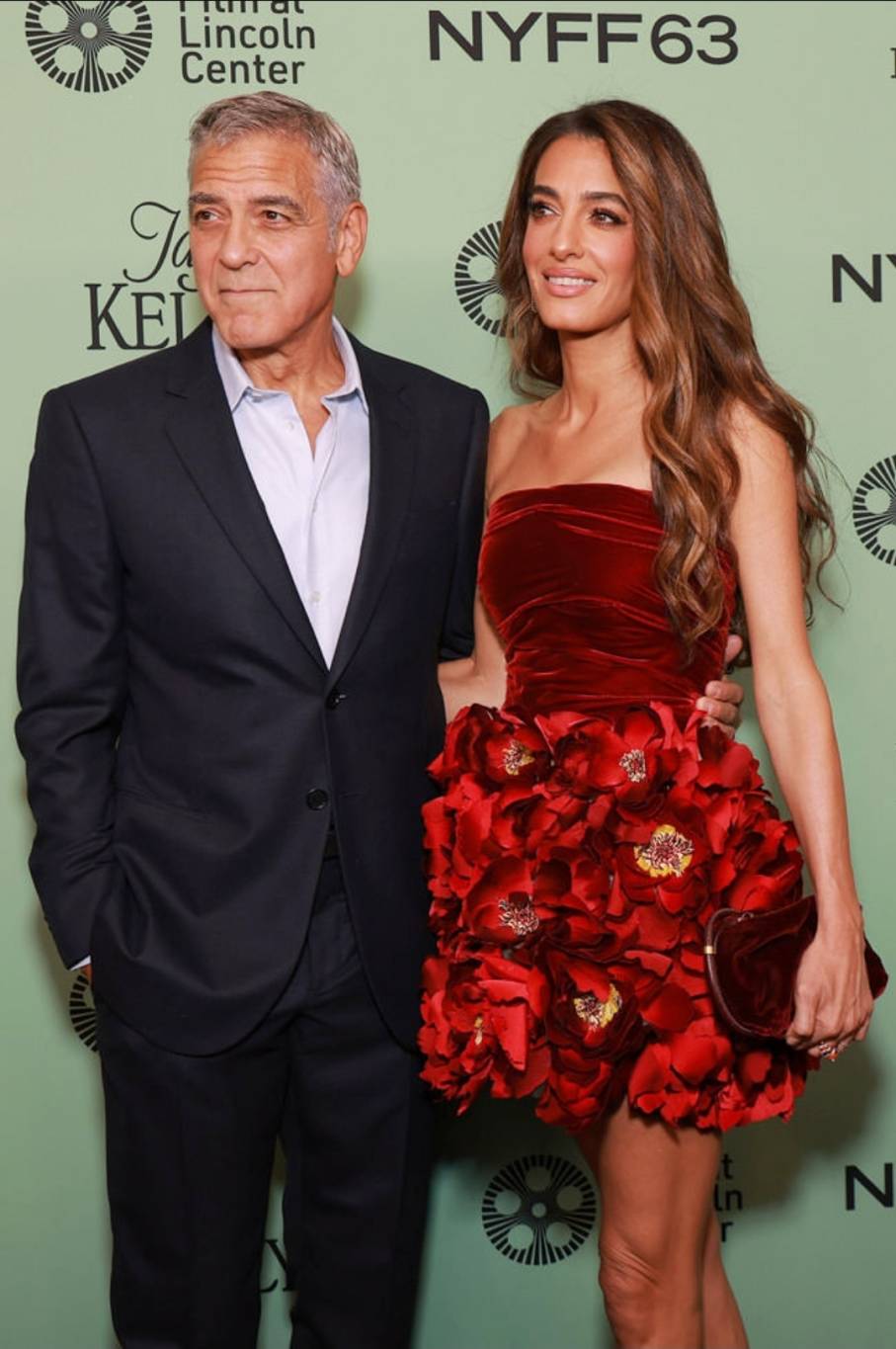 أمل كلوني تتألق بفستان مخملي في مهرجان نيويورك