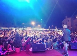 كارلوس يفاجئ الجميع بصورة زفافه والعروس بفستان أنيق ومحتشم