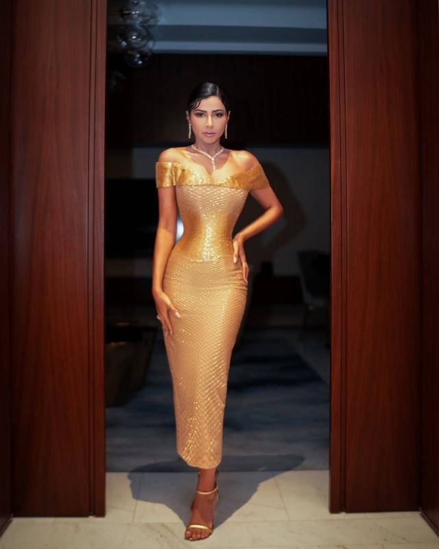 إطلالة مهيرة عبد العزيز مبهرة بفستان ذهبي لامع وقصة منحوتة