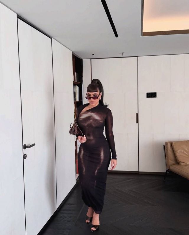 هدى بيوتي تتألق في باريس بإطلالة مموهة من جان بول غوتييه