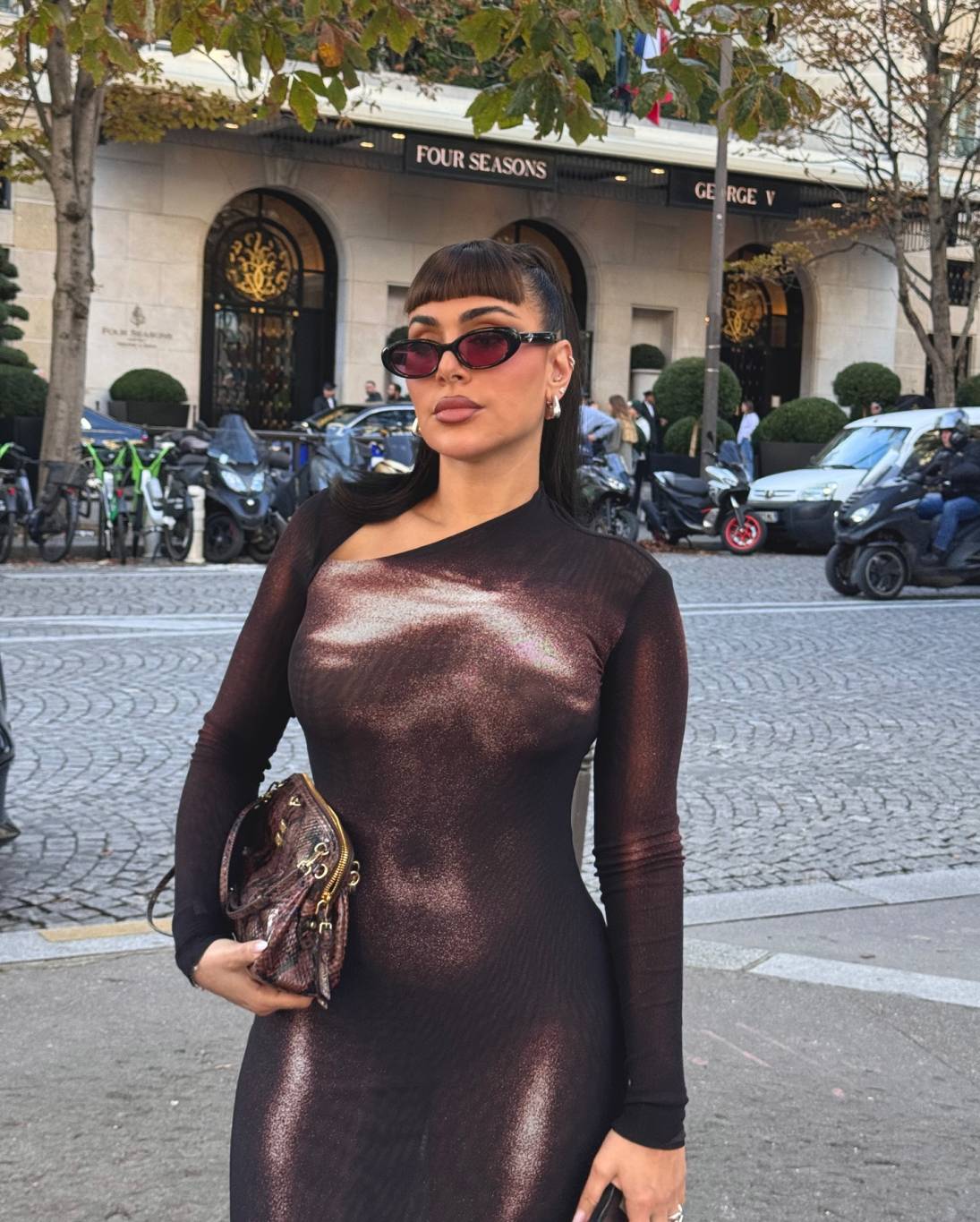 هدى بيوتي تتألق بإطلالة جريئة ومموّهة من جان بول غوتييه