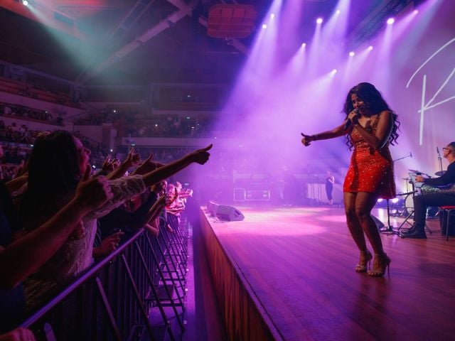 روبي تُعيد موضة الستينيات بفستان أحمر برّاق