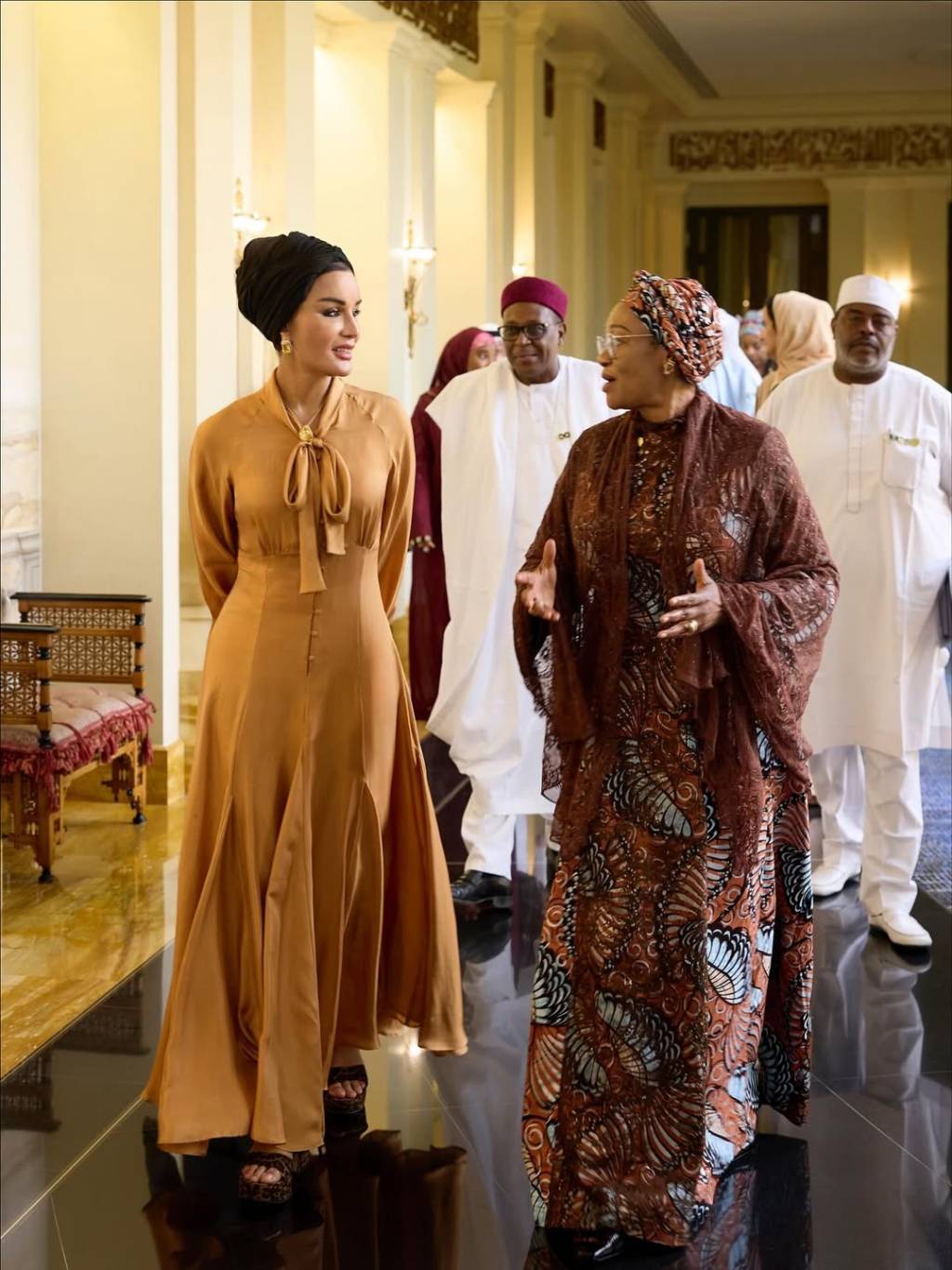 إطلالة أنثوية راقية للشيخة موزة في قصر الوجبة بفستان وتوربان مميزين