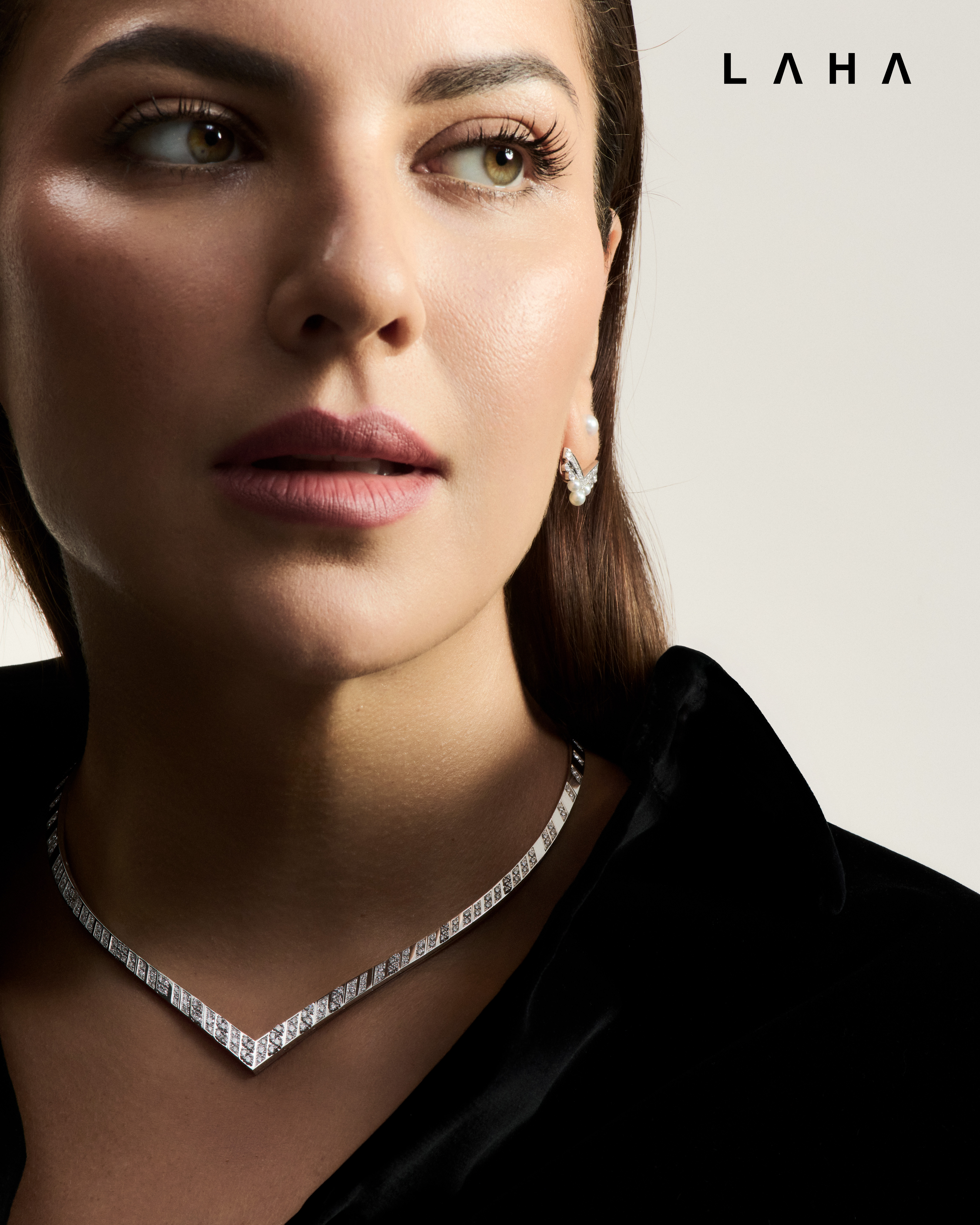 ● اقراط وعقد من الذهب الأبيض واللؤلؤ مرصعة بالألماس من مجموعة Chaumet - Joséphine Aigrette ● فستان من Max Mara