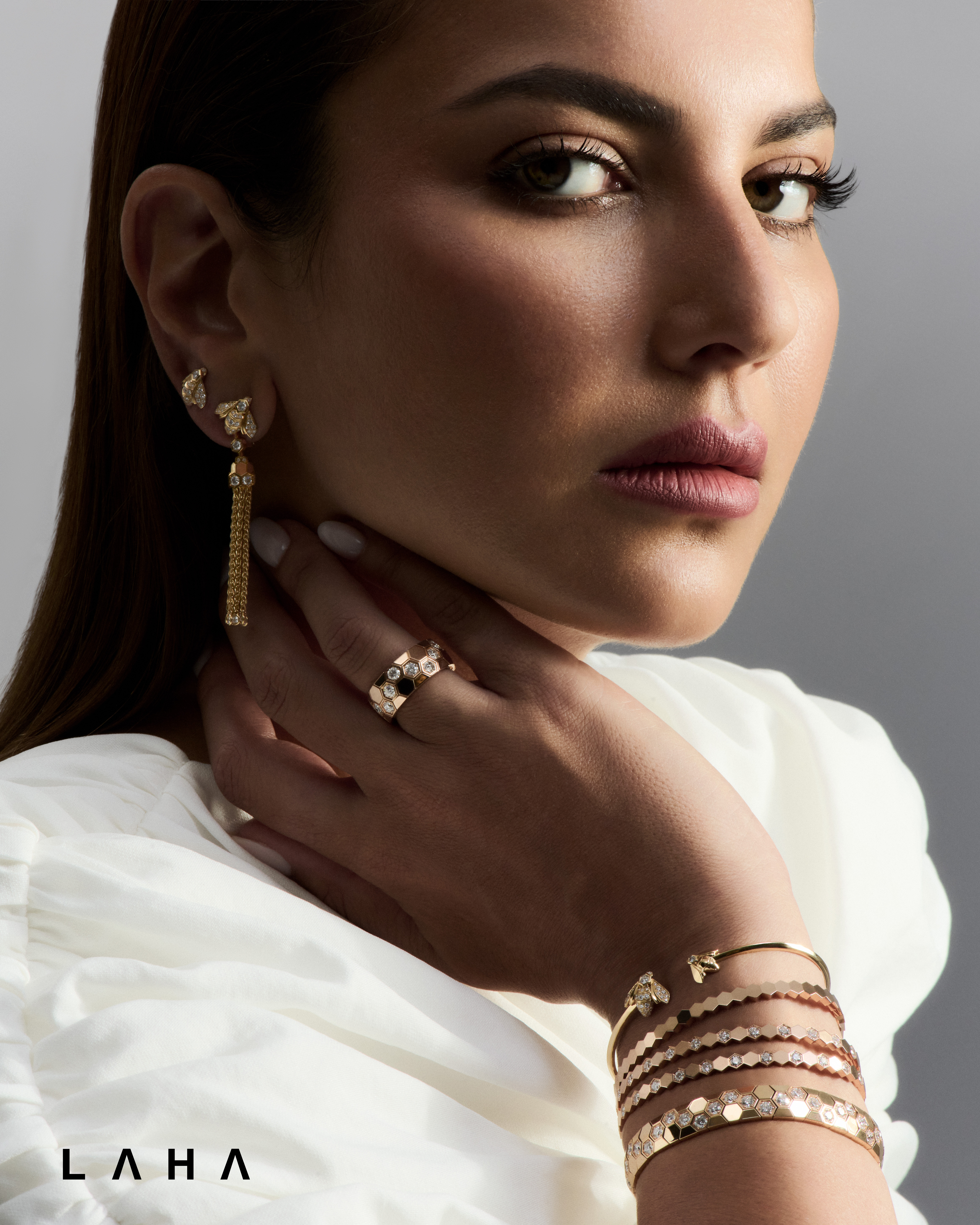 ● أقراط، خاتم وأساور من الذهب الأصفر والوردي مرصعة بالألماس من مجموعة Chaumet - Bee de Chaumet ● توب من CHATS by C.Dam