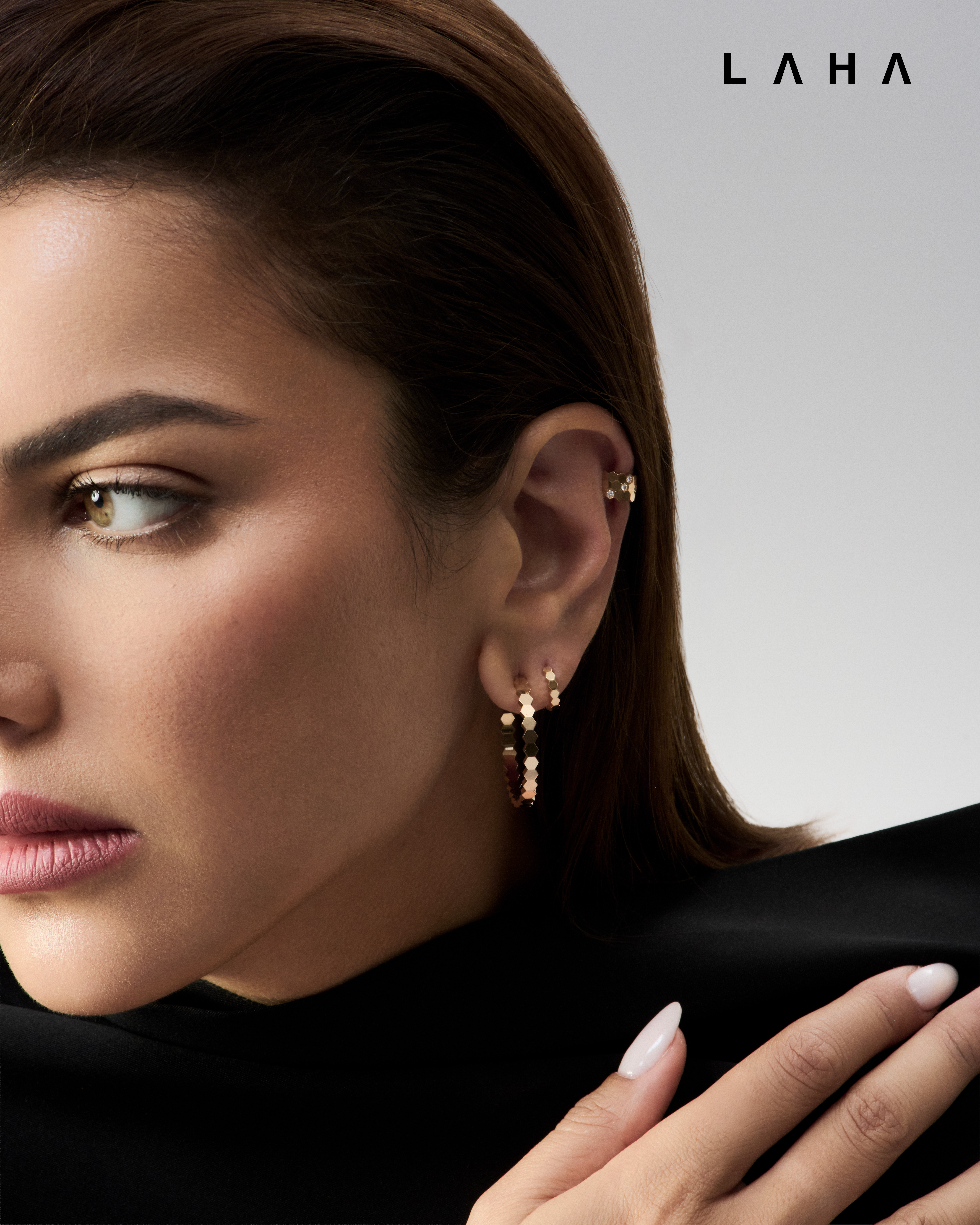 ● أقرط من الذهب الوردي مرصعة بالألماس من مجموعة Chaumet - Bee de Chaumet ● توب من Kristina Fidelskaya