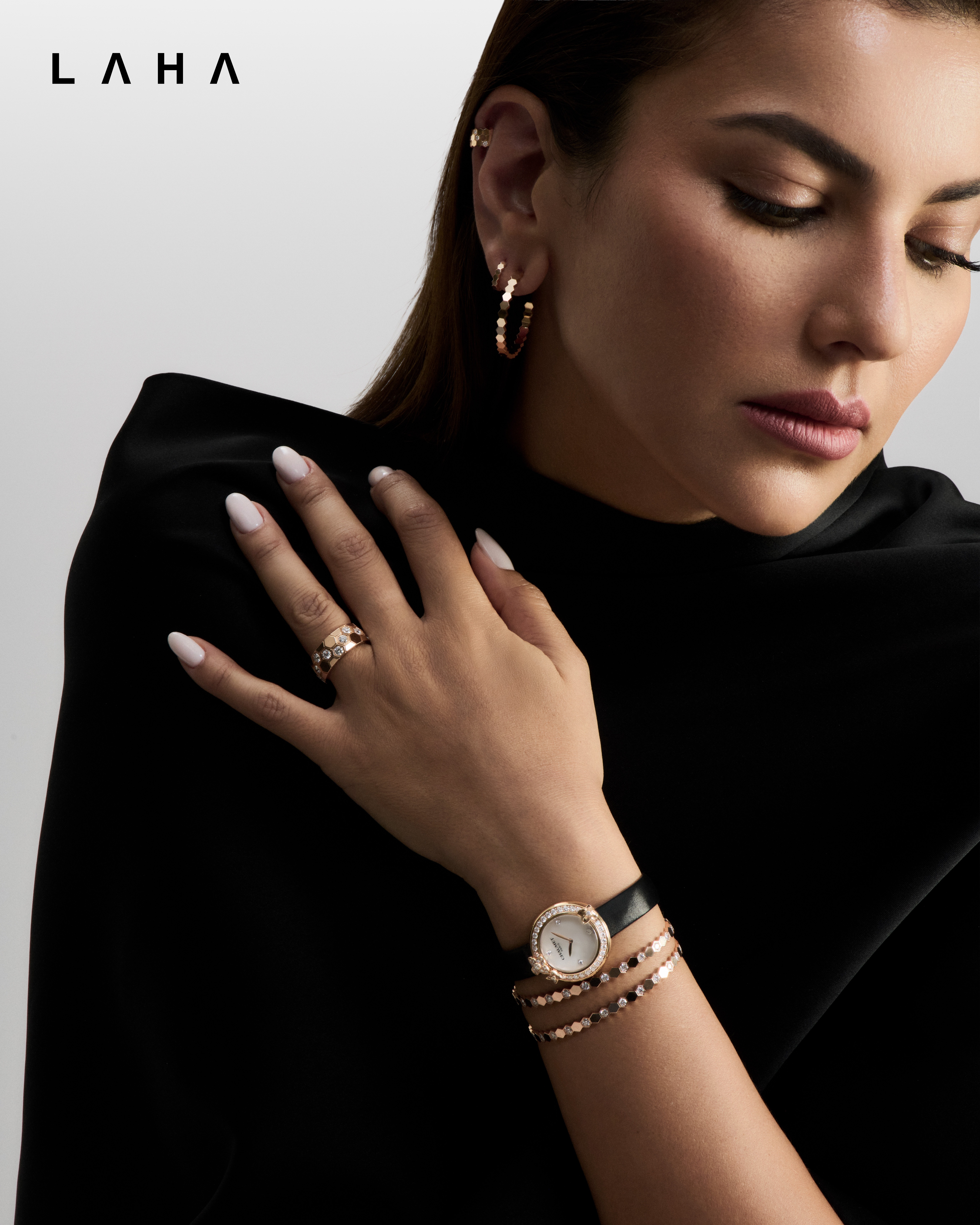 ● أقراط وأساور وخاتم من الذهب الوردي ومرصعة بالألماس من مجموعة Chaumet - Bee de Chaumet ، ساعة من الذهب الوردي مرصعة بالألماس وعرق اللؤلؤ من مجموعة Chaumet - Hortensia ● توب من Kristina Fidelskaya