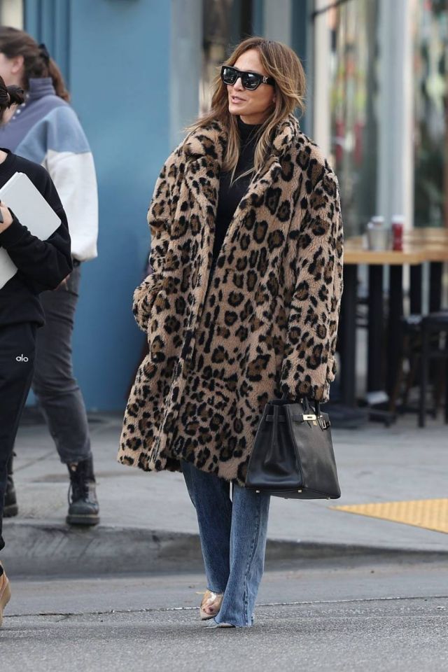 جنيفير لوبيز تعشق حقائب 