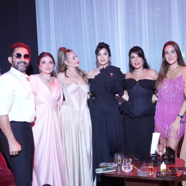 سهرة خاصة تجمع المشاهير في دبي... منى زكي تتألق بفستانين مختلفين