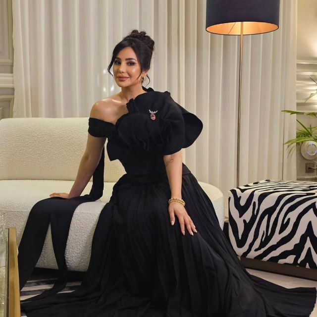 لجين عمران بالأسود الفخم