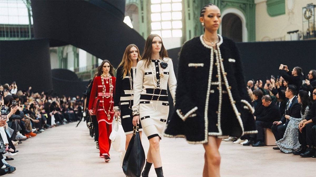 قطع أيقونية من Chanel تستمر موضتها عبر الزمن