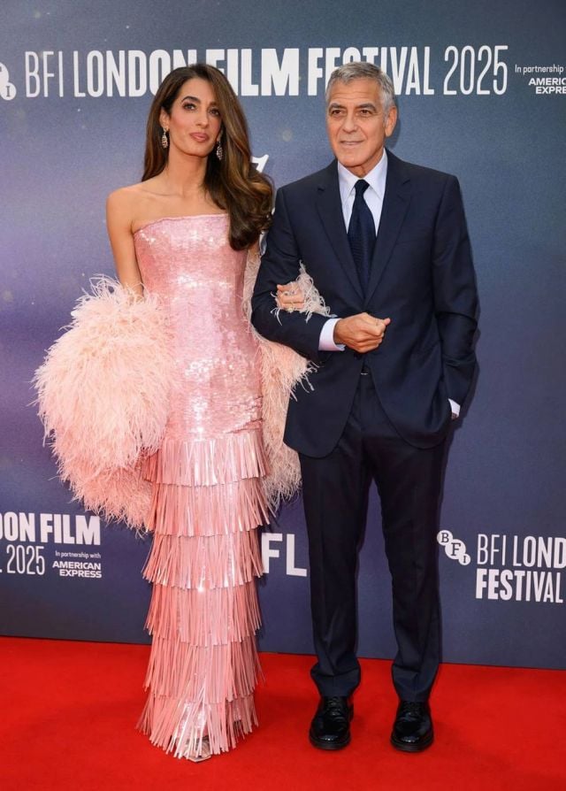 أمل كلوني تتألق بالفرو وبفستان من الترتر المعدني 